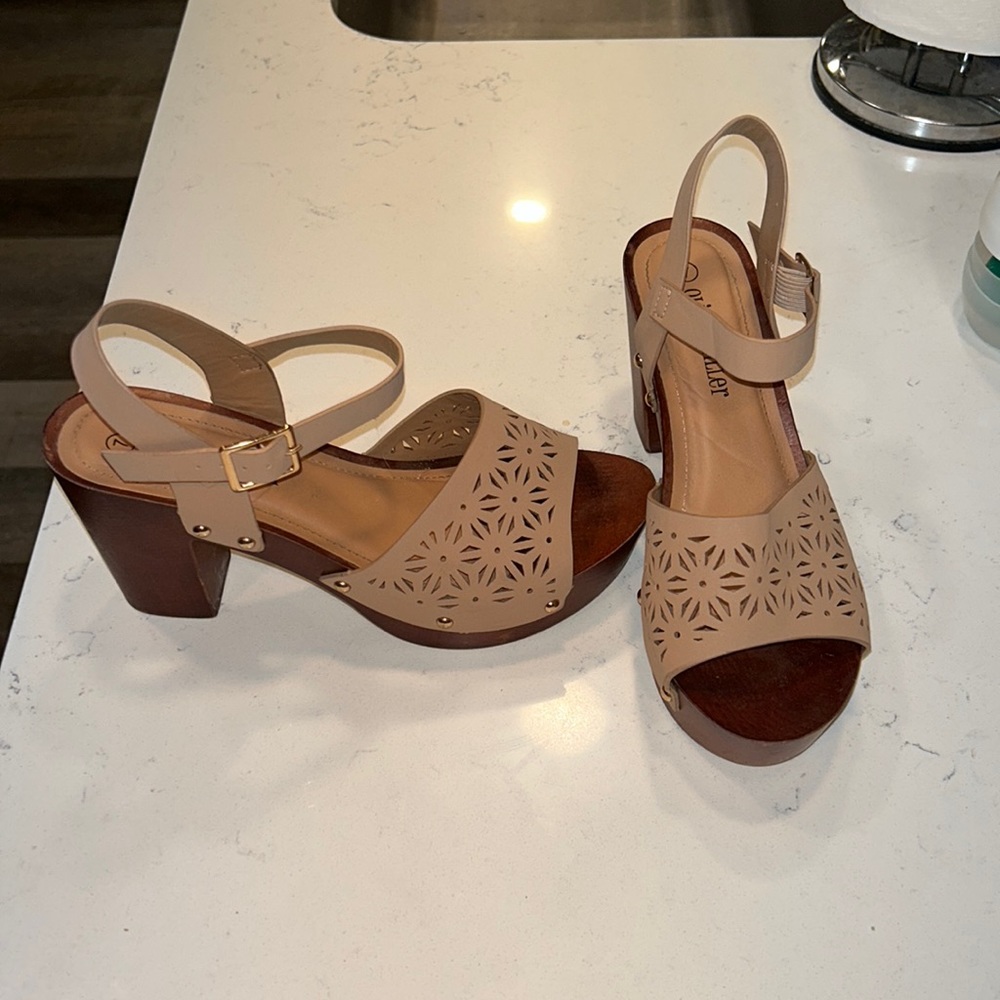 Super cute women’s wedges size 7